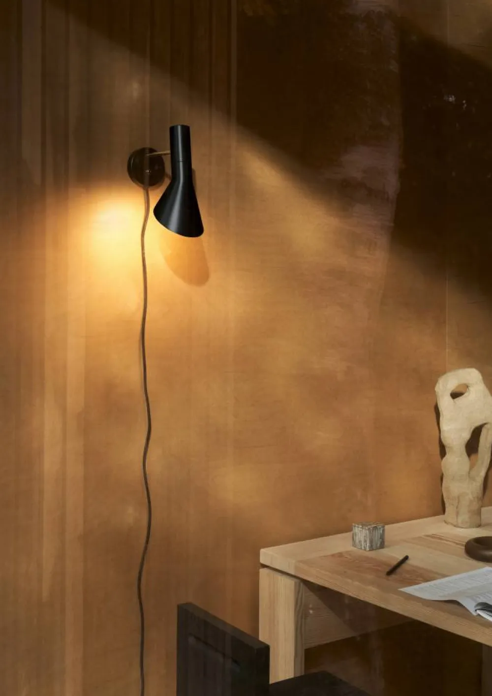 Online Louis Poulsen AJ vägglampa Brass-black