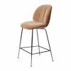 GUBI Beetle Soft barstol 65 cm framsidesklädd Belsuede Dedar 132-lackerad valnöt-svart krom