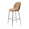 Best GUBI Beetle Soft barstol 75 cm framsidesklädd Belsuede Dedar 132-lackerad valnöt-svart krom