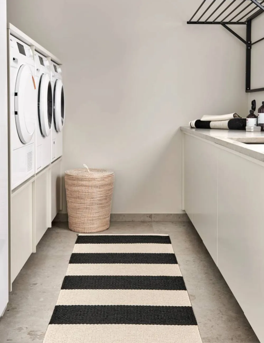 Discount Pappelina Bob gångmatta Black/vanilla 70x300 cm