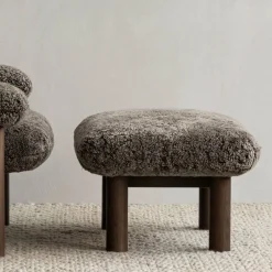 Hot Audo Copenhagen Brasilia fotpall Bouclé 02 beige-valnötsstativ