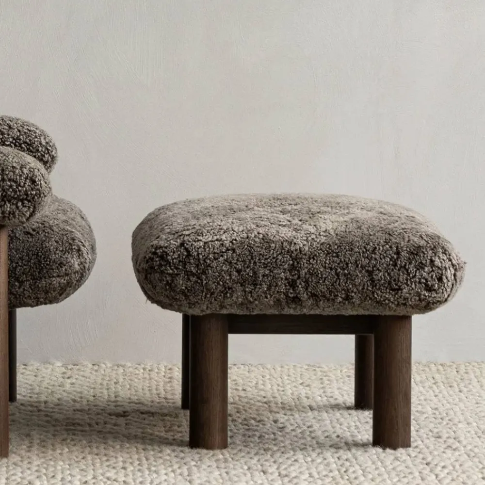 Hot Audo Copenhagen Brasilia fotpall Bouclé 02 beige-valnötsstativ