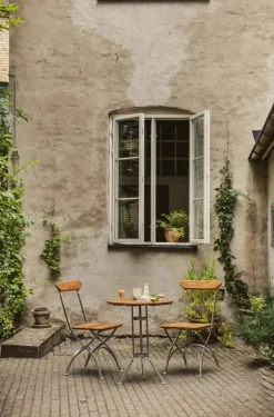 Grythyttan Stålmöbler Bryggeri trefotsbord Teak-varmförzinkat stativ