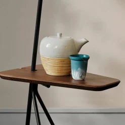 Warm Nordic Cone golvlampa black noir teakbord mässingsdetaljer