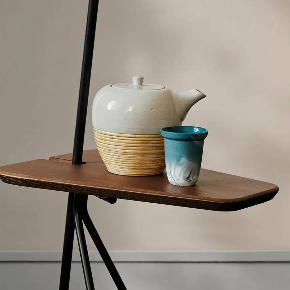 Warm Nordic Cone golvlampa black noir teakbord mässingsdetaljer
