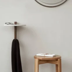 Audo Copenhagen Corbel hylla marmor carrara mörkbetsad ek