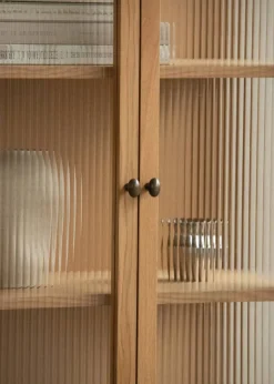 Audo Copenhagen Curiosity skåp med glasdörr 168 cm Oak