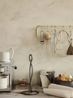 Ferm Living Curvature hushållspappershållare Svart mässing