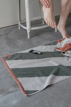 Clearance Mette Ditmer Diagonal badrumsmatta 50x80 cm Dark olive