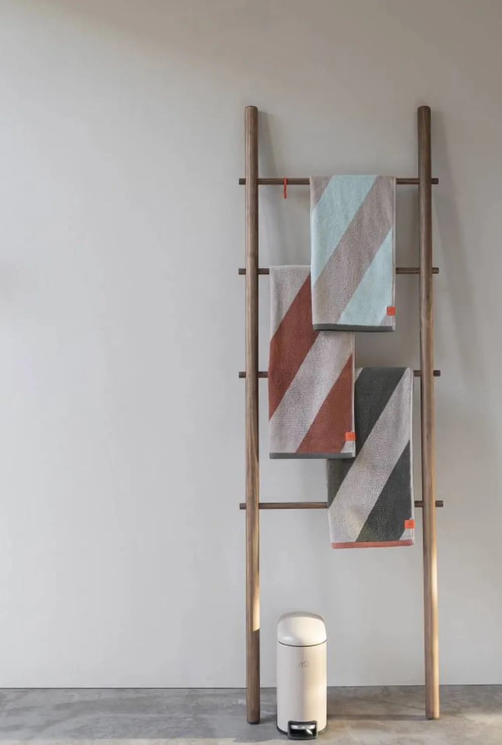 Mette Ditmer Diagonal handduk Dark olive 70x133 cm