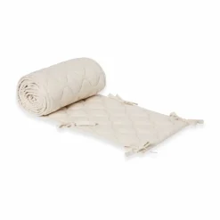 Garbo&Friends Eggshell Satin quiltat spjälsängsskydd 30x360 cm