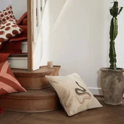 Sale Chhatwal & Jonsson Embroidered Cobra kuddfodral 50x50 cm Beige