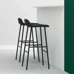 Normann Copenhagen Form barstol hög red rödlackerad stålben