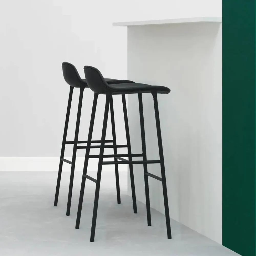 Normann Copenhagen Form barstol hög red rödlackerad stålben