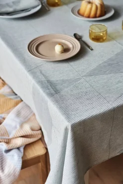 Discount NJRD Geometric duk 147x250 cm Blå-vit