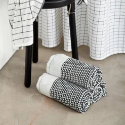 Mette Ditmer Grid badhandduk 70x140 cm Svart-off white