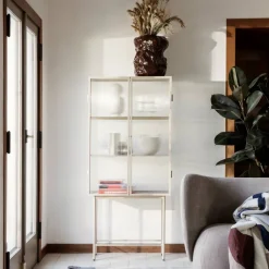 Ferm Living Haze vitrinskåp Cashmere