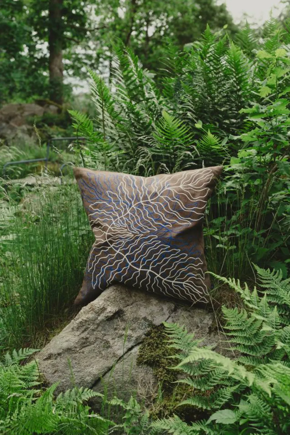 Online Fine Little Day Leaves broderat kuddfodral 48x48 cm Brown