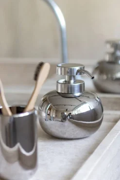Outlet Mette Ditmer Lotus tvålpump låg Chrome