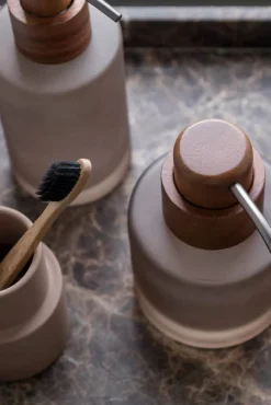 Mette Ditmer Modest tvålpump låg Walnut