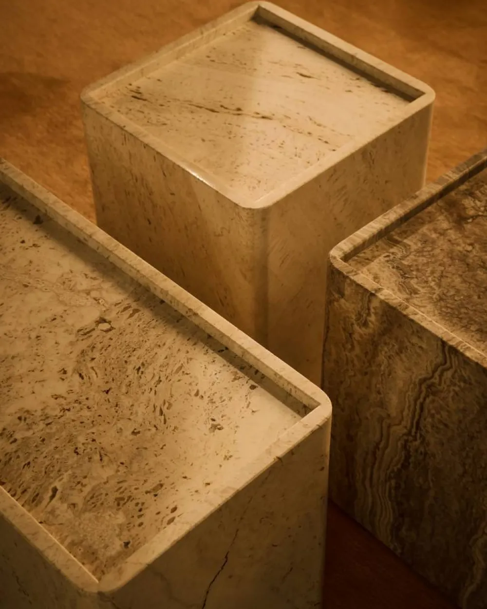 GUBI Pietra sidobord 33x33x40 cm Neutral white travertine