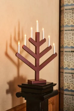 Scandi Living Pine adventsljusstake 62 cm Röd