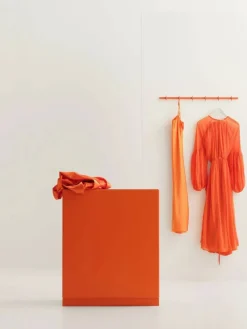 Hot Relief byrå hög med ben 41x115 cm orange