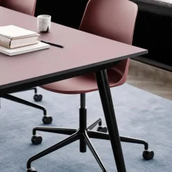&Tradition Rely HW28 kontorsstol red brown svart snurrstativ
