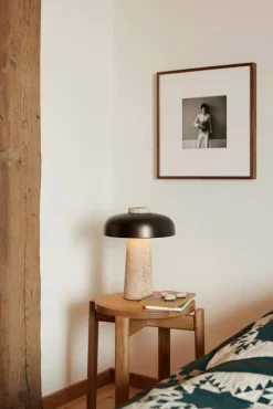 Best Audo Copenhagen Reverse bordslampa 30 cm Travertin-bronsad mässing