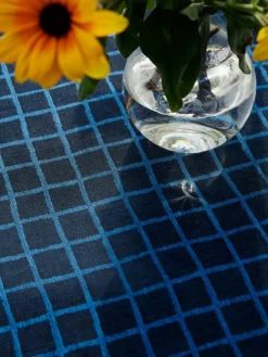 Sale Fine Little Day Rutig jacquardvävd bordsduk 147x147 cm Blue-black