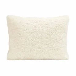 New Shepherd of Sweden Shepherd Lina fårskinnskudde 40 x 30 cm creme