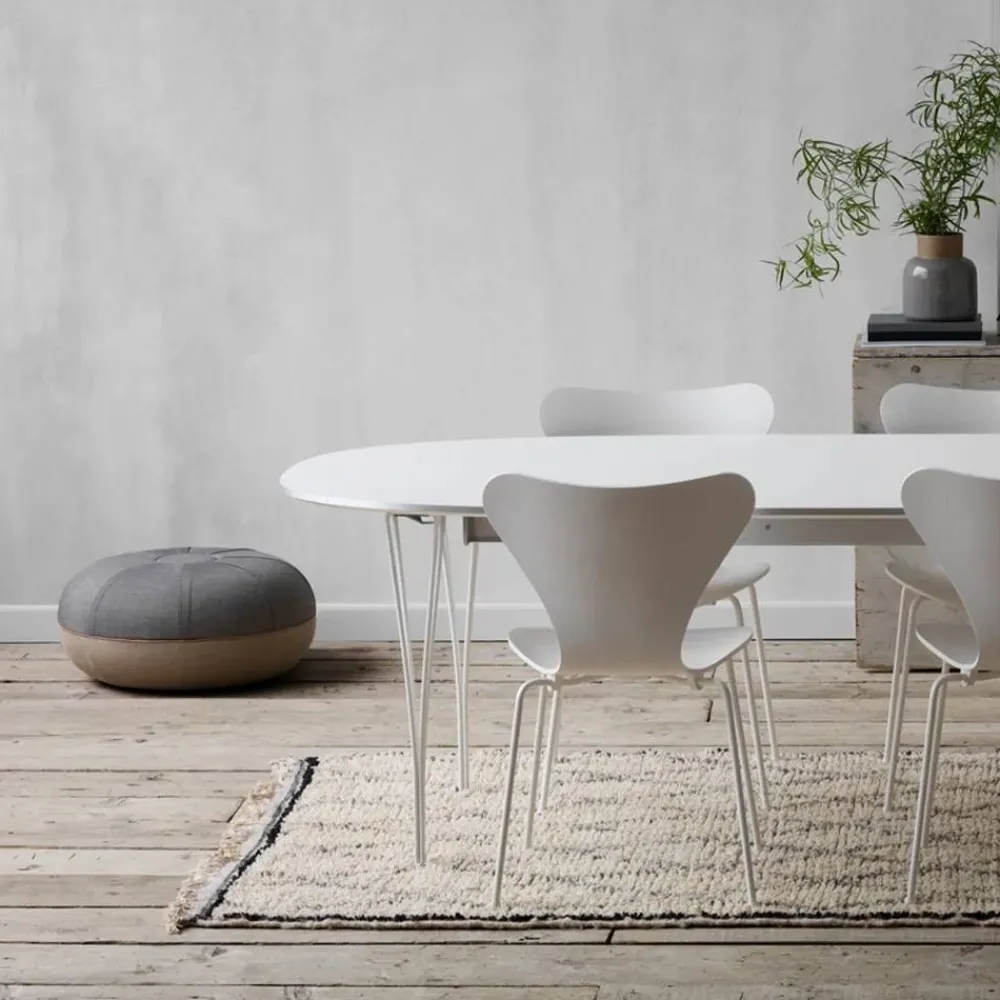 Fritz Hansen Sjuan 3107 stol Evergreen-färgad ask-svart stativ