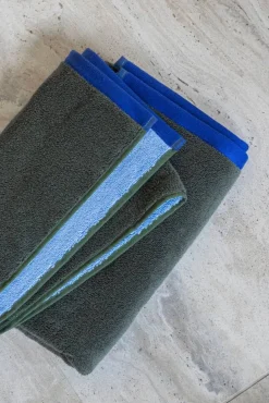 Clearance Mette Ditmer Soft badhandduk 70x133 cm Dark olive-light blue