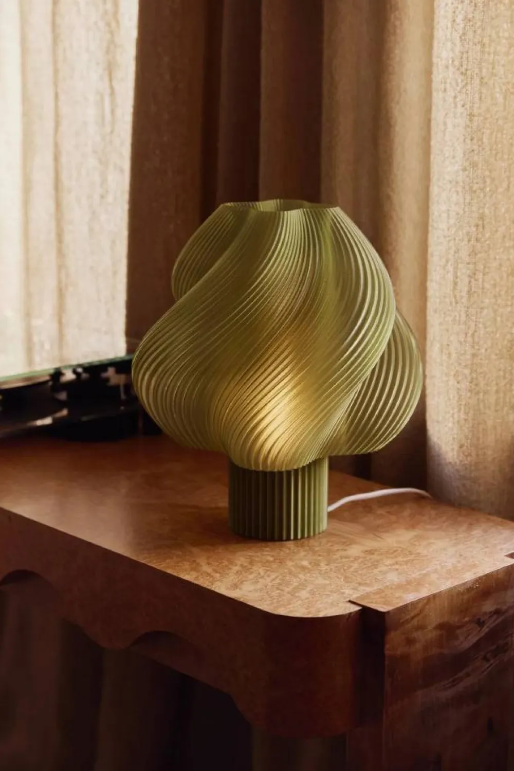 Crème Atelier Soft Serve bordslampa Olive Grande 34 cm