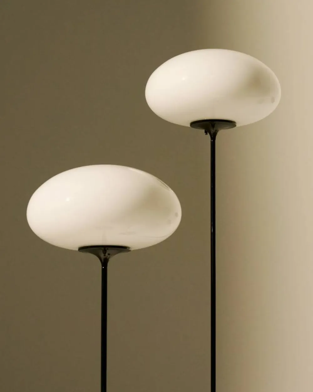 GUBI Stemlite golvlampa Black red-opalglas 110 cm