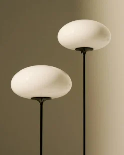 Clearance GUBI Stemlite golvlampa Pebble grey-opalglas 110 cm