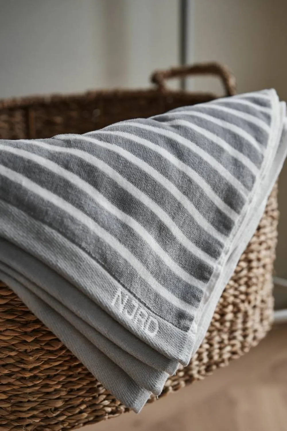 NJRD Stripes badhandduk 70x140 cm Grå