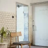 Barn MUUBS Tetra lounge chair Betongfärgat tyg-naturoljad ek