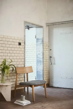 Barn MUUBS Tetra lounge chair Betongfärgat tyg-naturoljad ek