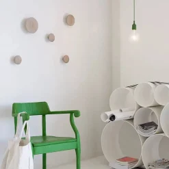 Barn Muuto The Dots klädkrok ek Ø6 5 cm