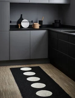 Pappelina Vera gångmatta black/vanilla 70x225 cm